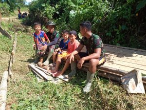Obati Lelah Saat Bekerja, Satgas TMMD Bercanda Ria Bersama Anak-anak