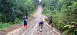 Satgas TMMD dan Masyarakat Membuat Parit Kiri dan Kanan Jalan  Tergenang Air