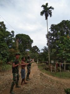 Keakraban Anggota Satgas TMMD ke-108 Kodim Singkawang dengan Warga