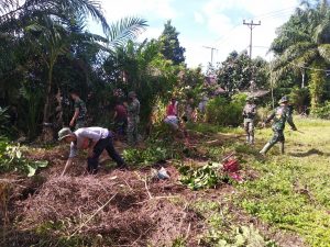 Dan SSK TMMD ke-108 Pimpin Langsung Karya Bakti Pembuatan Lapangan Volly