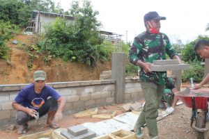 Sertu Usman Garap Pengerjaan Pagar Gereja Pante Kosta di TMMD Kodim Ketapang