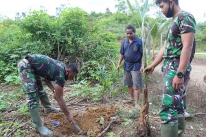 Usai Bekerja, Satgas TMMD Kodim Ketapang Bantu Tanam Pisang