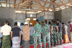 Lantunan Merdu Personel TMMD Kodim Ketapang saat Mengumandangkan Azan