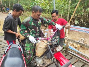 Satgas TMMD Kodim Ketapang Dibantu Kendaraan Warga