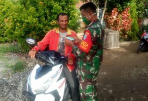 Satgas TMMD Kodim Ketapang Bagikan Masker Gratis kepada Warga