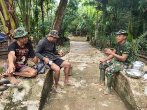 Senda Gurau Satgas TMMD Kodim Ketapang diwaktu Istirahat
