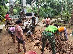 Aksi Kaum Hawa Bersama Satgas TMMD Kodim Ketapang