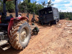 John Deere Bantu Mobil Truk Milik TNI Pengangkut Material Terperosok