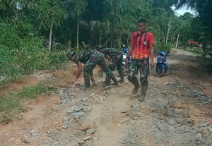 Hujan Deras, Membuat  Satgas TMMD Kodim Singkawang Timbun Jalan