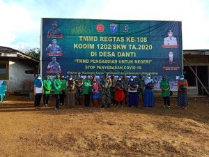Dansatgas TMMD ke-108 Bagikan Bantuan Warga Terdampak Covid-19 di Danti