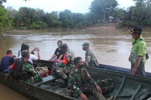 Satgas TMMD ke-108 Kodim Singkawang Beri Bantuan Sampan Bagi Warga