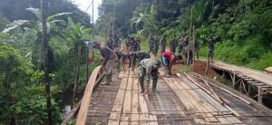Semangat Satgas TMMD dan Warga Melanjutkan Pembongkaran Jembatan di Desa Danti