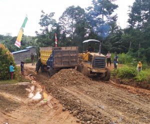Satgas TMMD ke-108 Kodim Singkawang Melakukan Pengerasan Jalan  di Hari ke-13