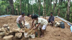 Warga Bantu Satgas TMMD Kodim Ketapang