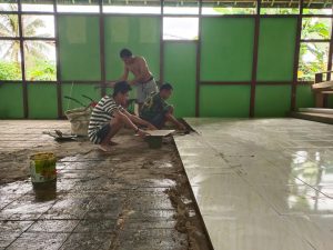 Satgas TMMD Kodim Ketapang Lanjutkan Pemasangan Keramik Lantai Gereja