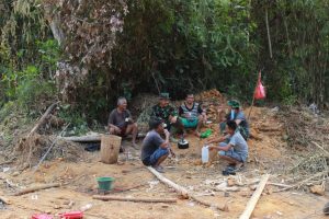 Inilah Komsos Satgas TMMD Kodim Ketapang disela Istirahat Kerja