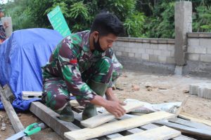 Satgas TMMD ke -108 Kodim Ketapang Ahli Instalasi PJU