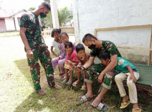 Suasana Canda Gurau TMMD Kodim Aceh Barat, Bersama Anak- anak
