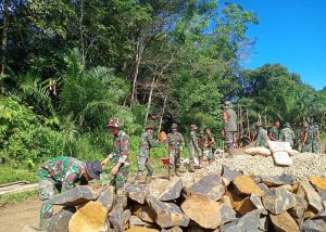 Estafet Material, Anggota Satgas Berjajar Angkat Batu Bahan Cor Jembatan
