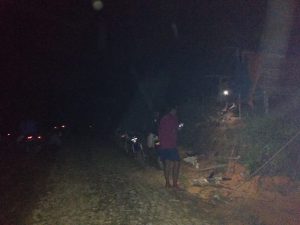 Keunikan Anggota TMMD ke-108 Mencari Sinyal di Bukit Desa Danti