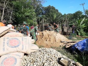 Inilah Gerak Tangan Anggota TMMD dalam Mengaduk Adonan Semen