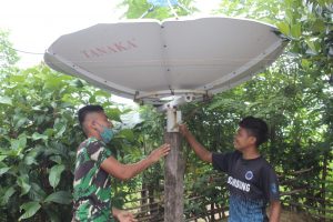 Satgas TMMD Ini Jadi “Tukang” Servis Parabola Milik Warga