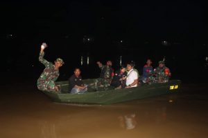 Dansatgas TMMD ke-108 Kunjungi Warga Danti Gunakan Sampan