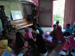 Tanamkan Pendidikan Sejak Dini,  TNI Ini Ajari Anak-anak Belajar