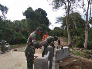 Prajurit TMMD Kodim Singkawang Pengecatan Jembatan