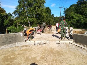 Jembatan di Desa Danti Rampubg Dikerjakan Satgas TMMD dan Masyarakat
