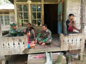 Satgas TMMD Kodim Singkawang Selalu Membina Keakraban dengan Warga