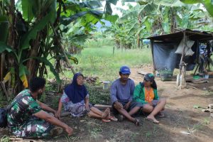 Satgas TMMD Kodim Ketapang Santai Bareng di Kebun