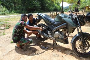 Spontanitas Warga kepada Satgas TMMD ke-108 Kodim Ketapang