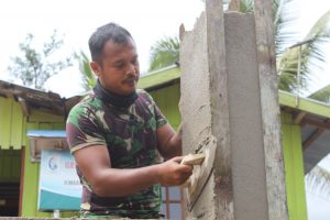 Mahirnya Praka Yopi Mengolah Semen di Lokasi TMMD Kodim Ketapang