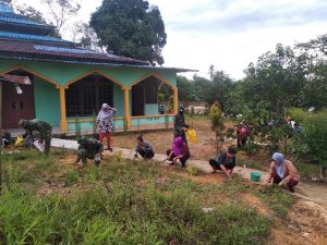 Warga bersama Satgas TMMD Bersihkan Lingkungan Masjid Nurul Islam