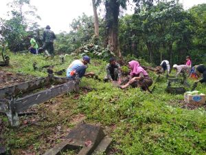 Satgas TMMD Bantu Warga Desa Danti Bersihkan Pemakaman