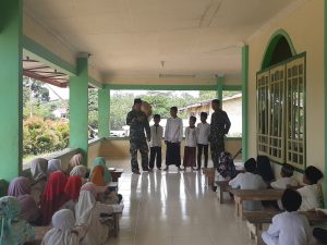 Satgas TMMD Kodim Singkawang saat bersama Anak-anak di TPA