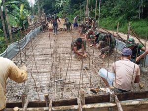 Satgas TMMD 108 Bersama Warga Kebut Rangkai Besi Cor Lantai Jembatan
