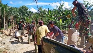 Satgas TMMD Bersama Warga Turunkan Bahan Material Semen