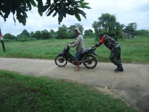 Serda Erwin,  Satgas TMMD Kodim Ketapang Atasi Gangguan Motor