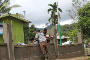 Satgas TMMD Kodim Ketapang Berpacu dengan Waktu Pembuatan Pagar Gereja Pante Kosta
