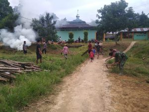 Satgas TMMD dan Bersama Warga Bergotong Royong Bersihkan Jalan Pedesaan