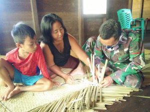Satgas TMMD Ini Jalin Silaturahmi Melalui Anyaman Tikar