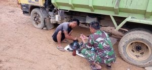 Satgas TMMD Kodim Singkawang Bantu Warga Perbaiki Kendaraan Mobil Muatan