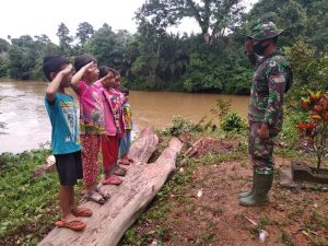 Tarik Minat Anak-anak Desa Danti untuk Jadi Anggota TNI