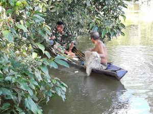 Kakek Boni Ahli Pasang Jaring Ikan bersama Anggota Satgas TMMD