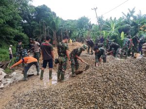 Satgas TMMD  Kodim  Singkawang Bergelut dengan Warga Aduk Semen