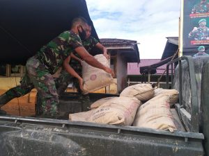 Mobil Koramil Sanggau Ledo Dimanfaatkan untuk Kesuksesan TMMD