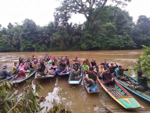 Keceriaan Warga dengan Anggota Satgas TMMD 108 Kodim Singkawang