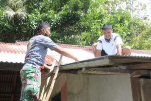 Satgas TMMD Kodim Ketapang Perbaiki Atap Rumah Warga